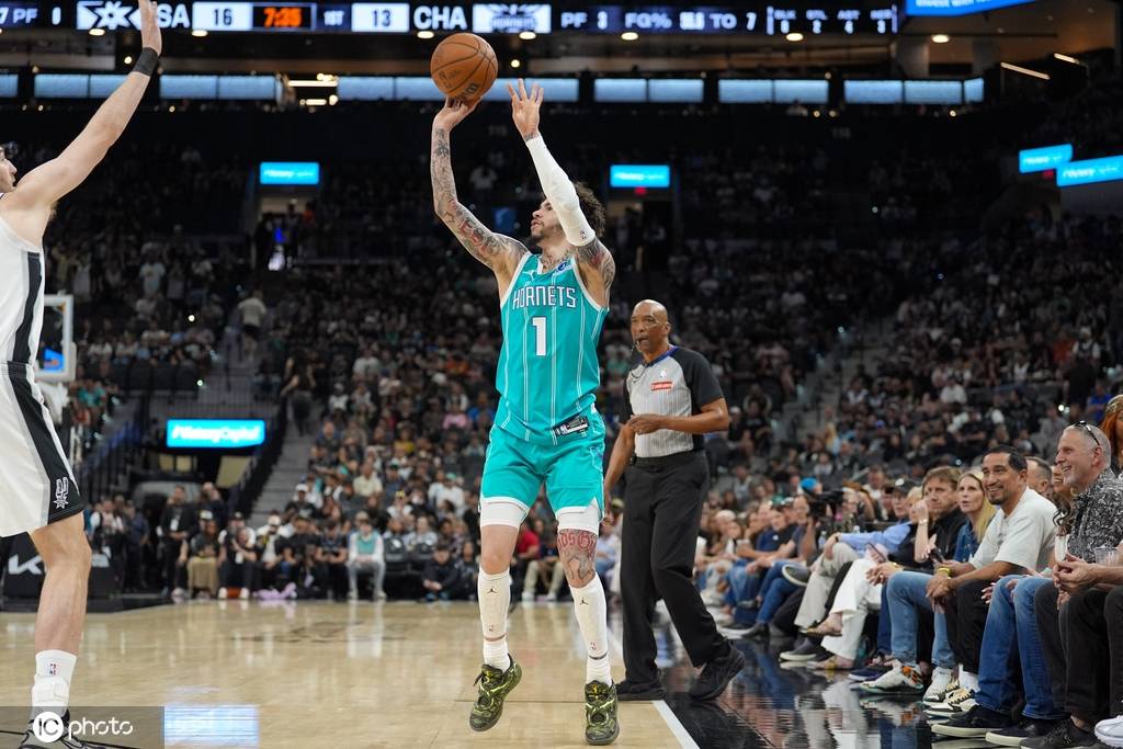 文班亚马复出32+12+8布里奇斯22分 马刺击败黄蜂